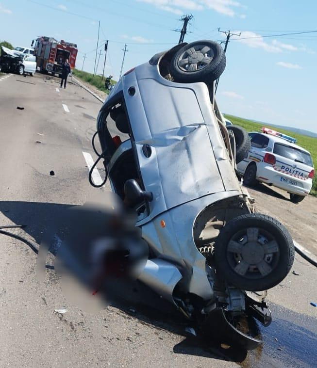 Un mort şi doi răniţi, după ce două maşini s-au izbit violent în Botoşani
