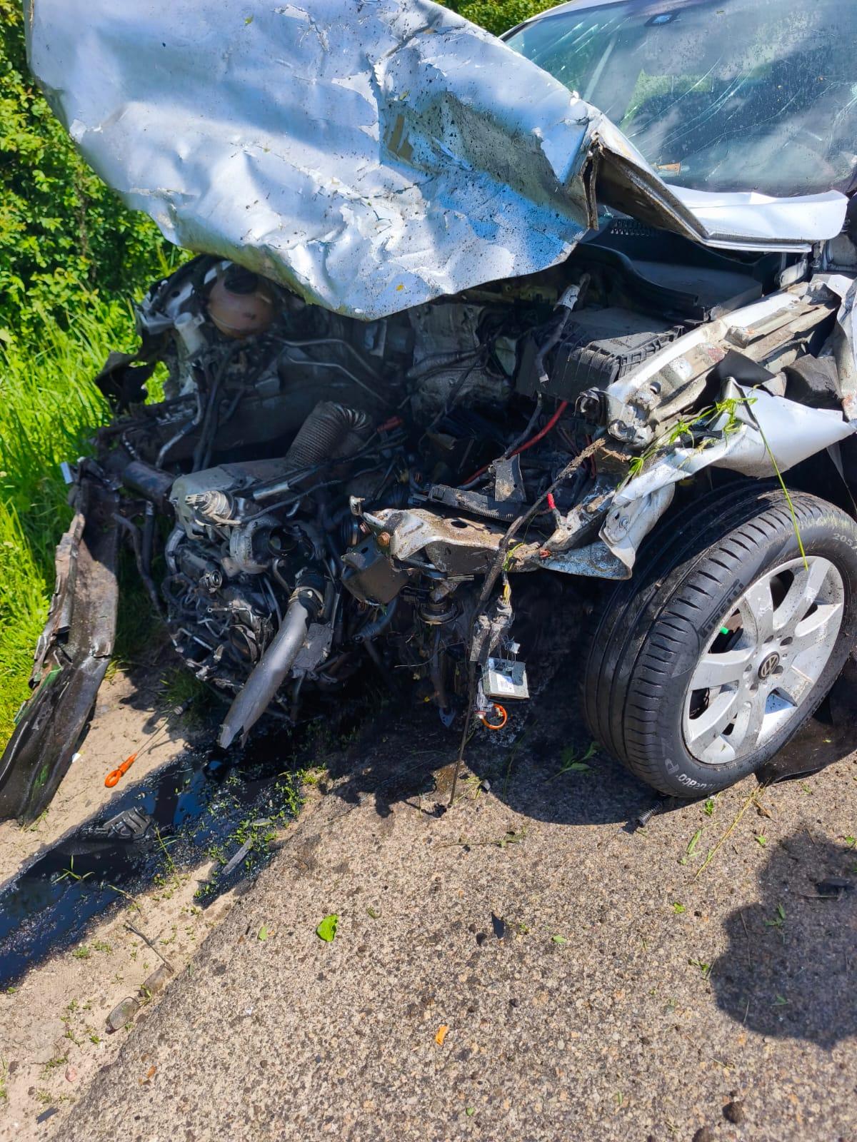 Un mort şi doi răniţi, după ce două maşini s-au izbit violent în Botoşani