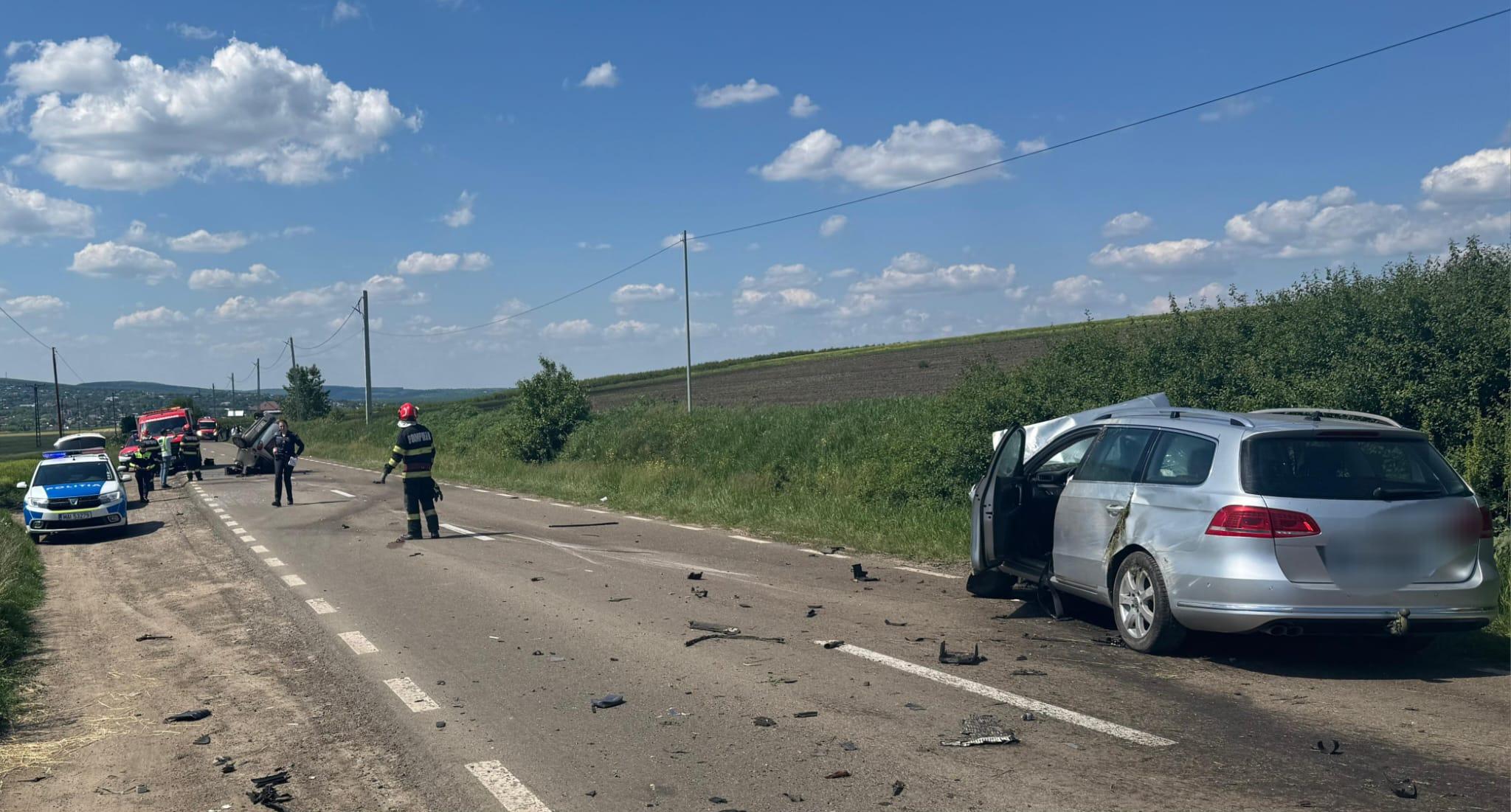 Un mort şi doi răniţi, după ce două maşini s-au izbit violent în Botoşani