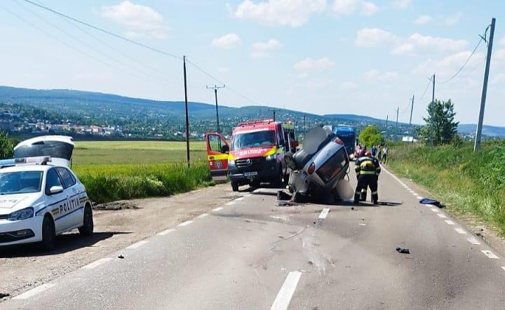 Un mort şi doi răniţi, după ce două maşini s-au izbit violent în Botoşani