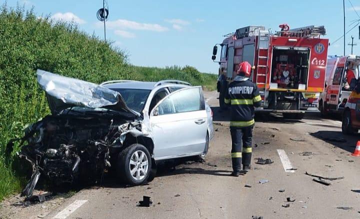 Un mort şi doi răniţi, după ce două maşini s-au izbit violent în Botoşani