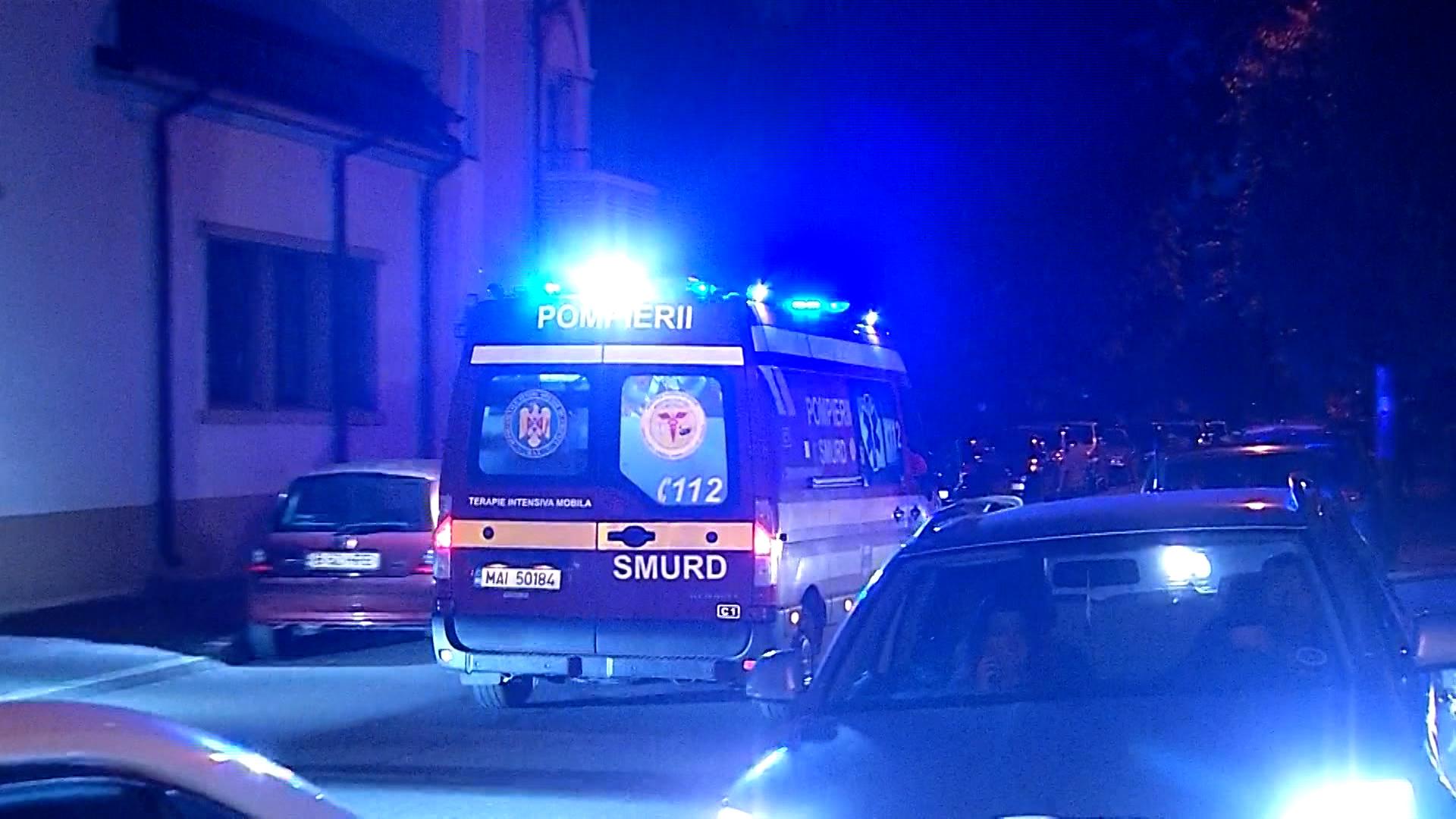 Şi-a aruncat fiica de la etajul 5, după care a urmat-o. O mamă şi copila ei se zbat între viaţă şi moarte, după un incident şocant petrecut în Sectorul 2 al Capitalei