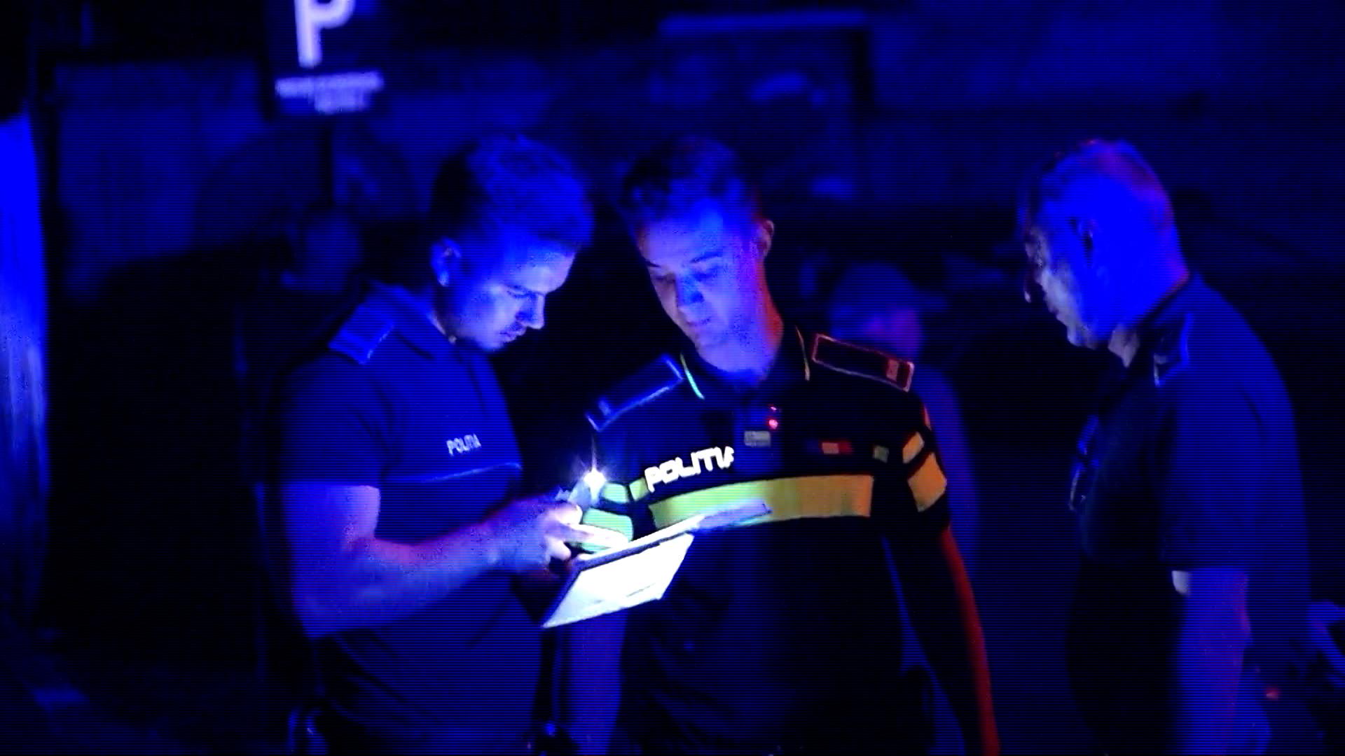 Şi-a aruncat fiica de la etajul 5, după care a urmat-o. O mamă şi copila ei se zbat între viaţă şi moarte, după un incident şocant petrecut în Sectorul 2 al Capitalei