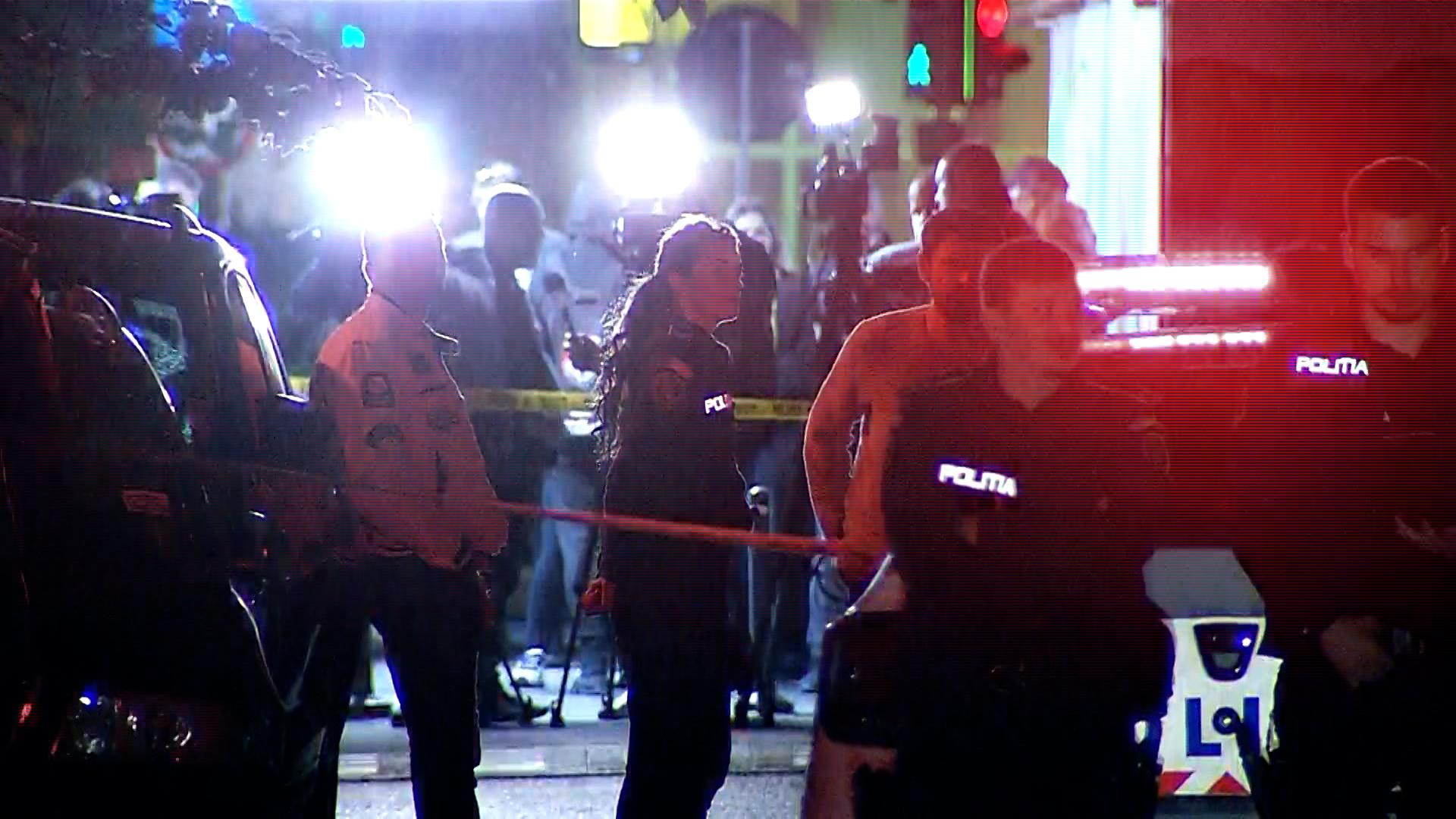 Şi-a aruncat fiica de la etajul 5, după care a urmat-o. O mamă şi copila ei se zbat între viaţă şi moarte, după un incident şocant petrecut în Sectorul 2 al Capitalei