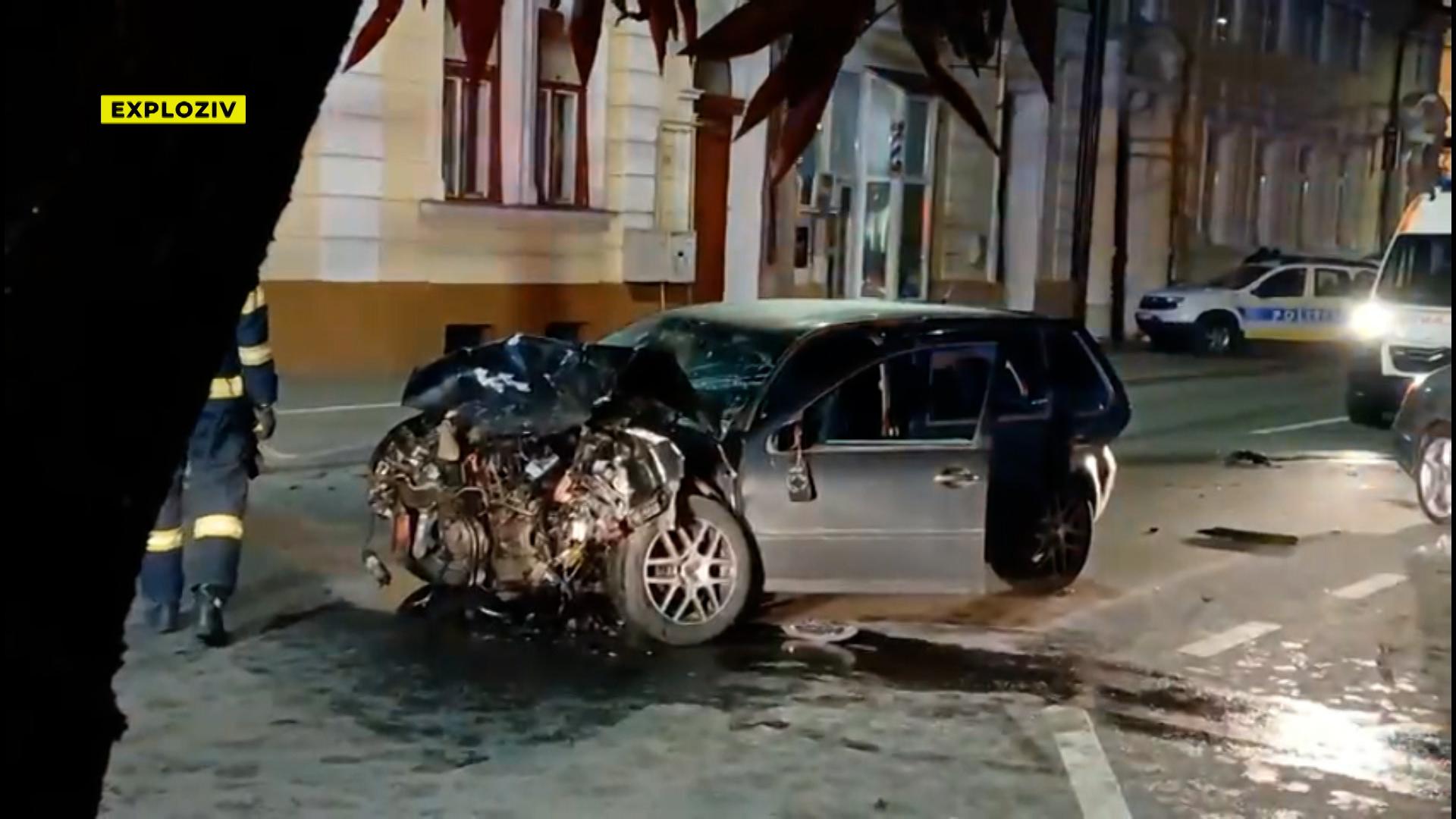 Un tânăr de 20 de ani şi-a trimis prietenii la spital, după un accident teribil în Maramureş. Camerele au surprins maşina cu câteva secunde înainte de impact