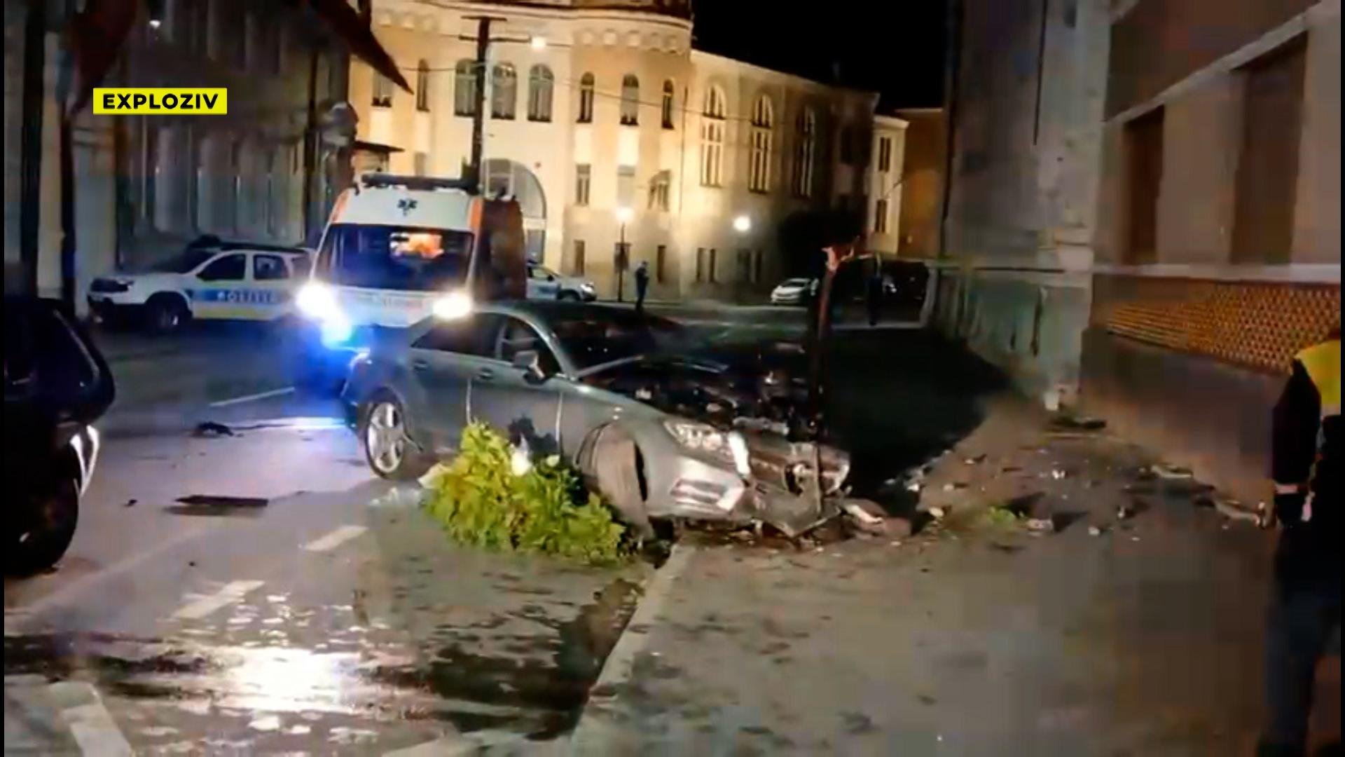 Un tânăr de 20 de ani şi-a trimis prietenii la spital, după un accident teribil în Maramureş. Camerele au surprins maşina cu câteva secunde înainte de impact