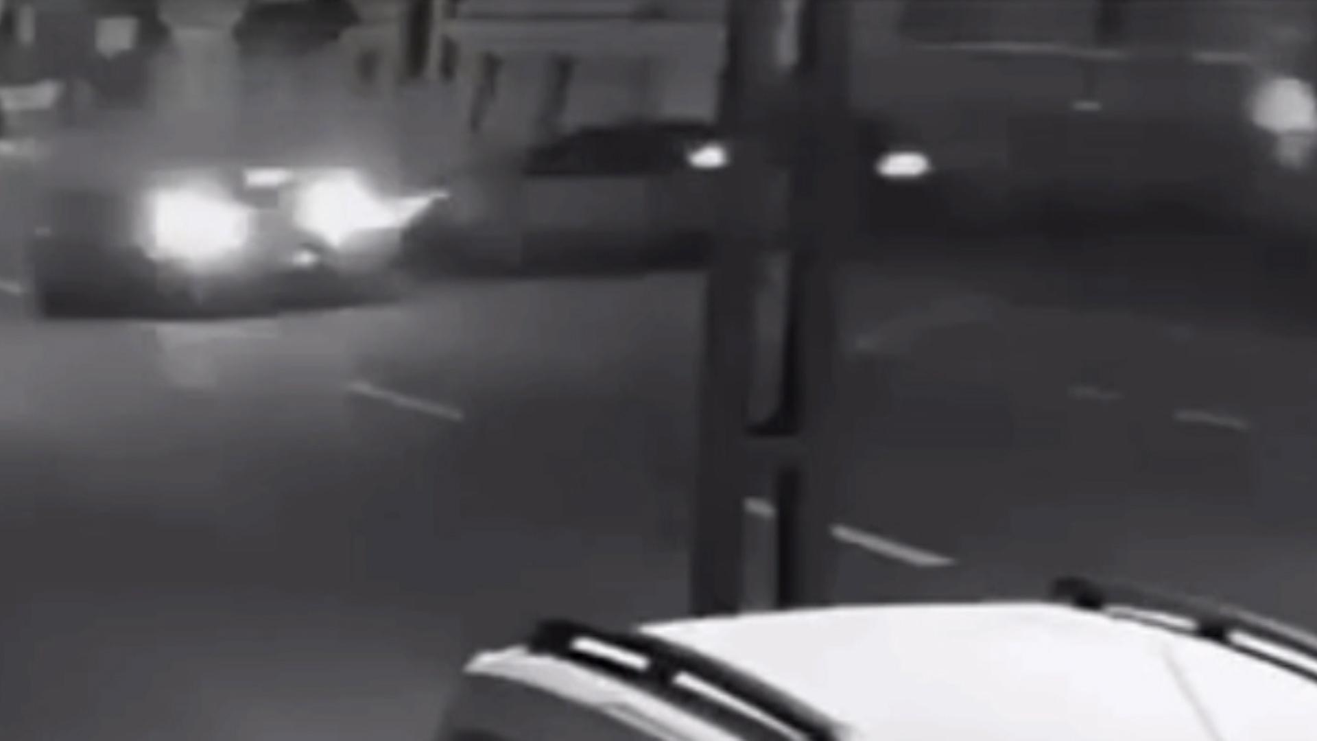 Un tânăr de 20 de ani şi-a trimis prietenii la spital, după un accident teribil în Maramureş. Camerele au surprins maşina cu câteva secunde înainte de impact