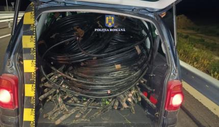 Cinci tineri din Buzău, prinşi cu 500 kg de conductori electrici în maşină