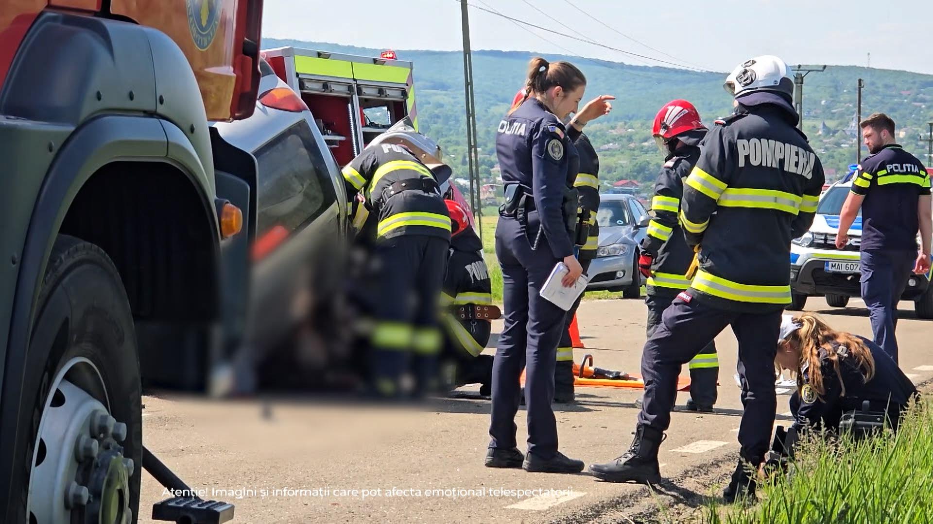 Au venit să aprindă lumânări pentru ruda moartă în accident şi au găsit încă un cadavru, la şase ore de la incident. Filmul tragediei din Botoşani