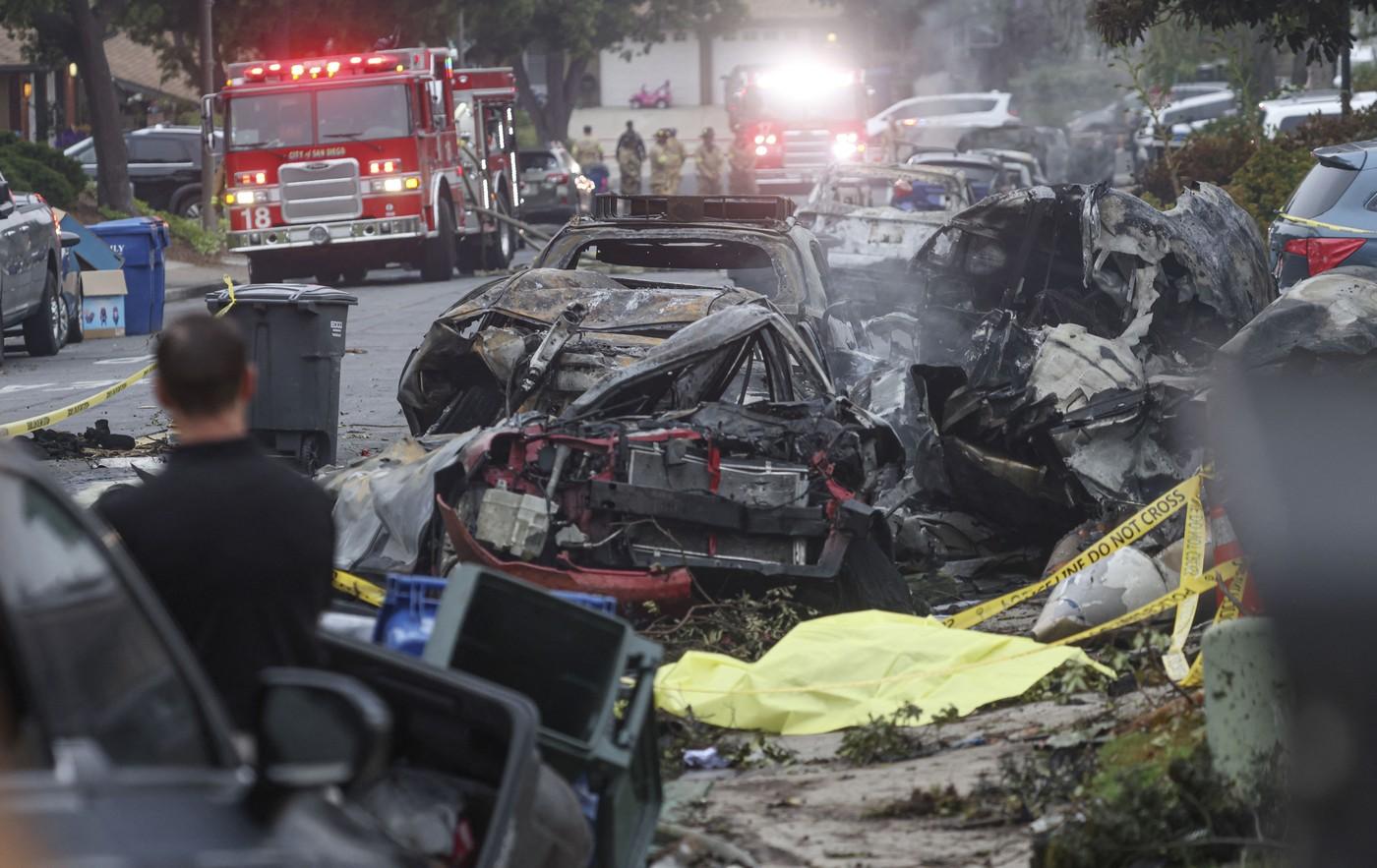 Cel puțin două persoane au murit după ce un avion mic s-a prăbușit într-un cartier din San Diego. În urma accidentului 12 case au luat foc