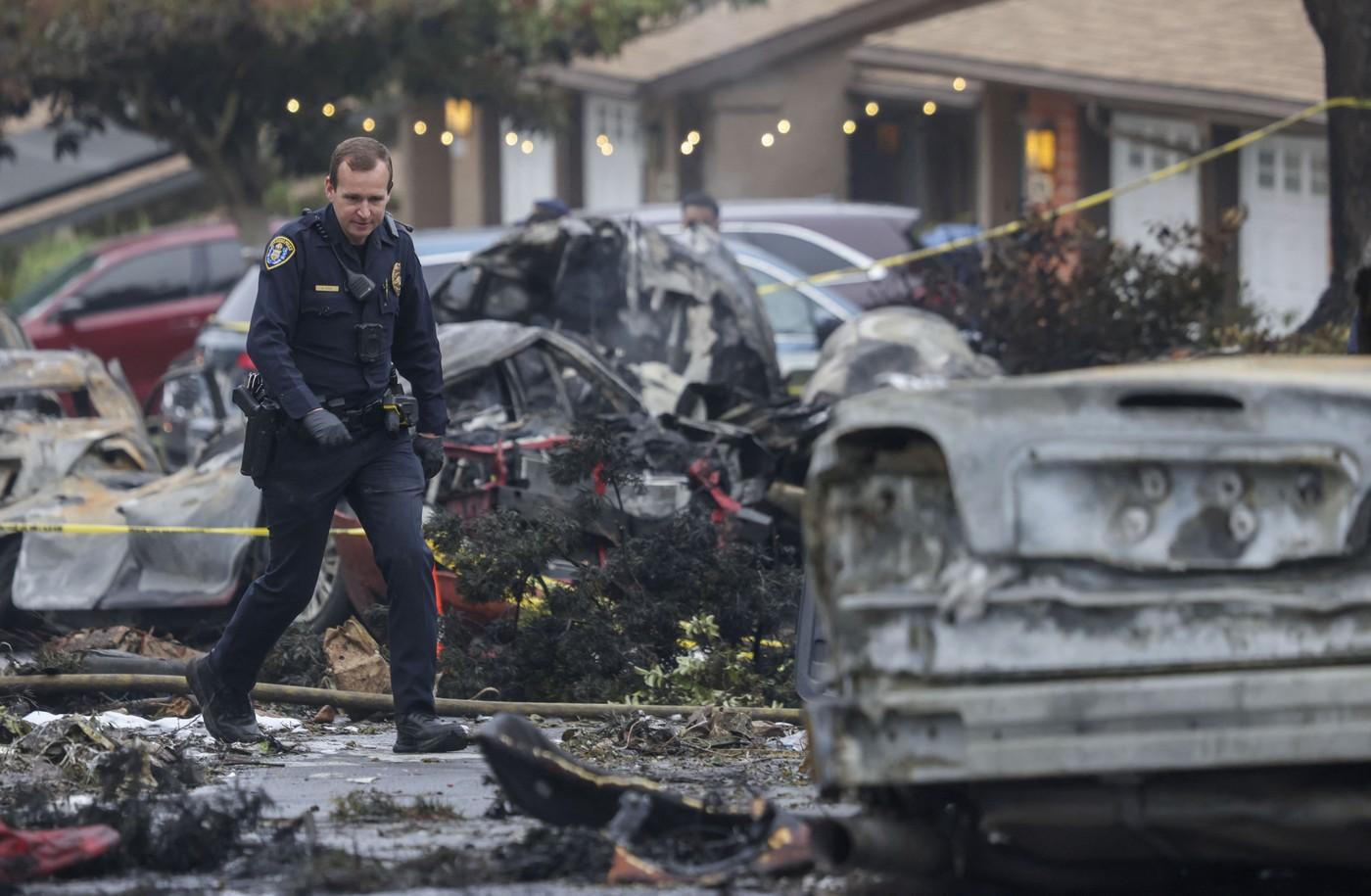 Cel puțin două persoane au murit după ce un avion mic s-a prăbușit într-un cartier din San Diego. În urma accidentului 12 case au luat foc