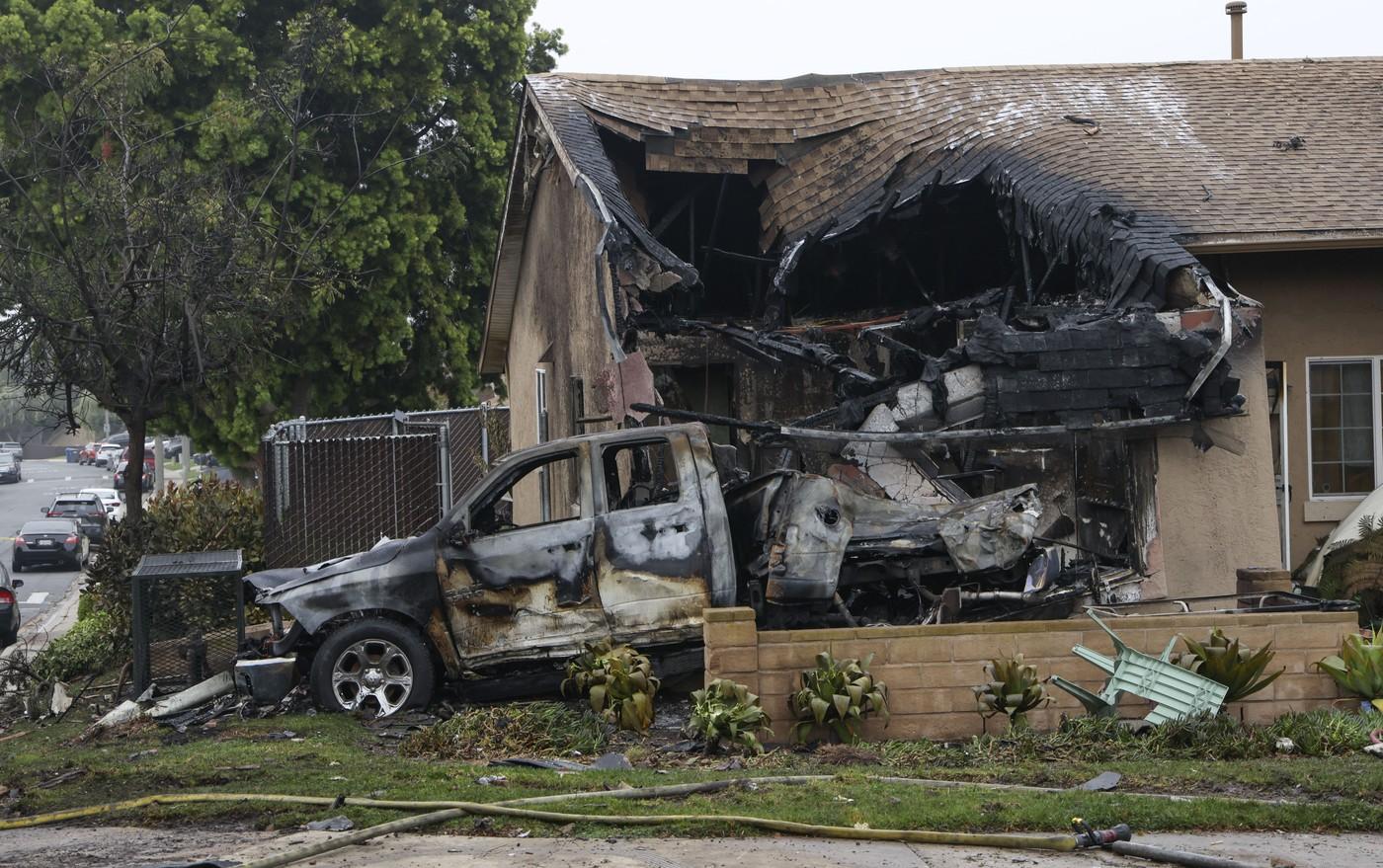 Cel puțin două persoane au murit după ce un avion mic s-a prăbușit într-un cartier din San Diego. În urma accidentului 12 case au luat foc