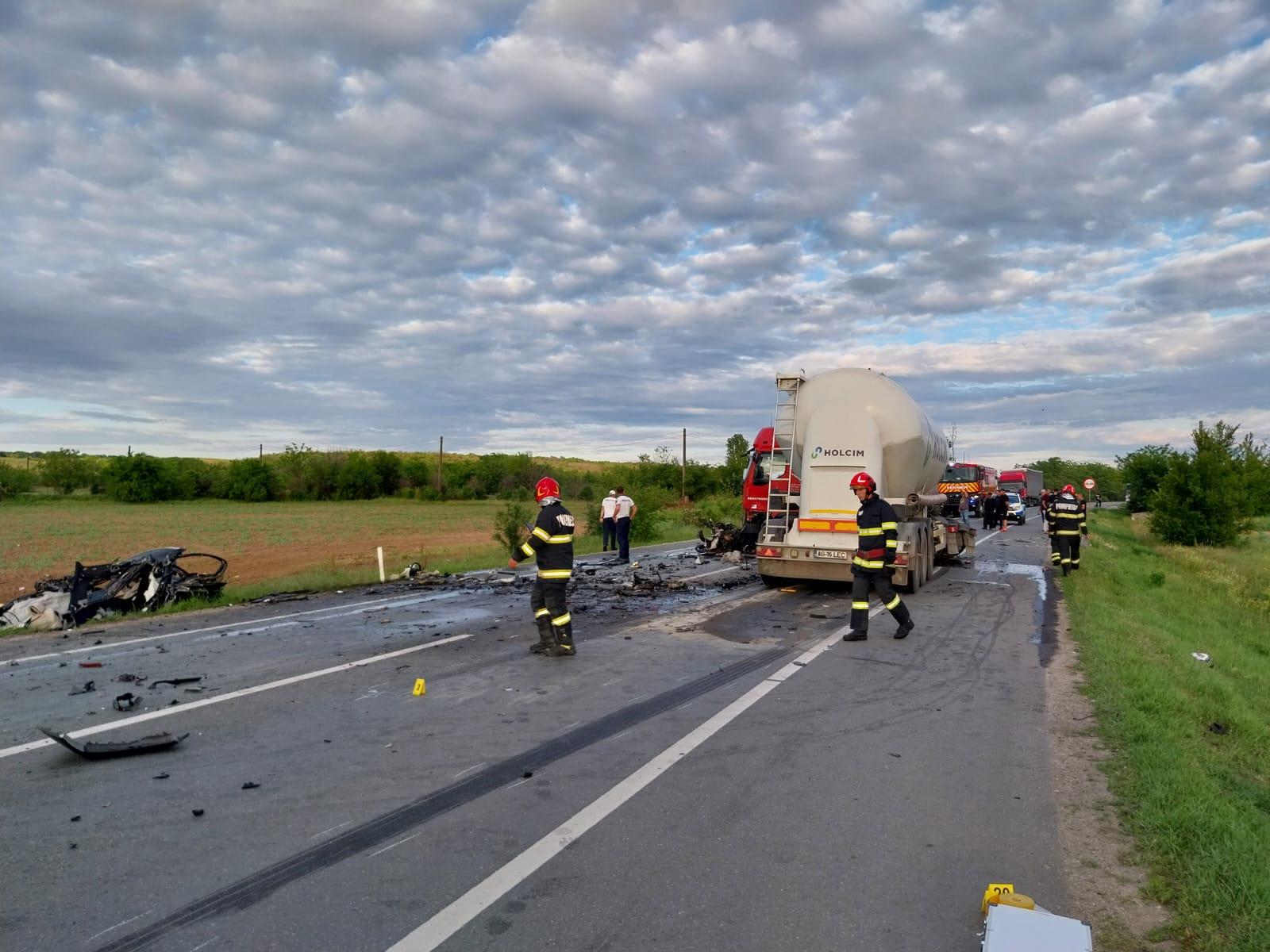 Două persoane au murit, după ce maşina în care se aflau s-a izbit de o betonieră pe Centura de Nord a Craiovei