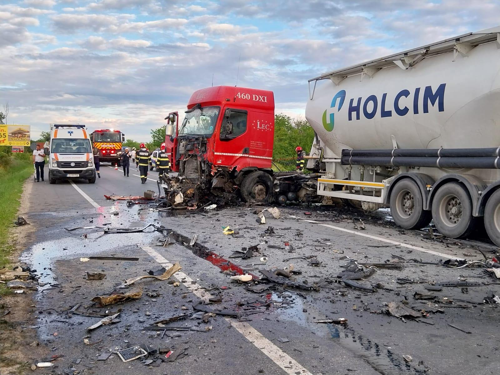 Două persoane au murit, după ce maşina în care se aflau s-a izbit de o betonieră pe Centura de Nord a Craiovei