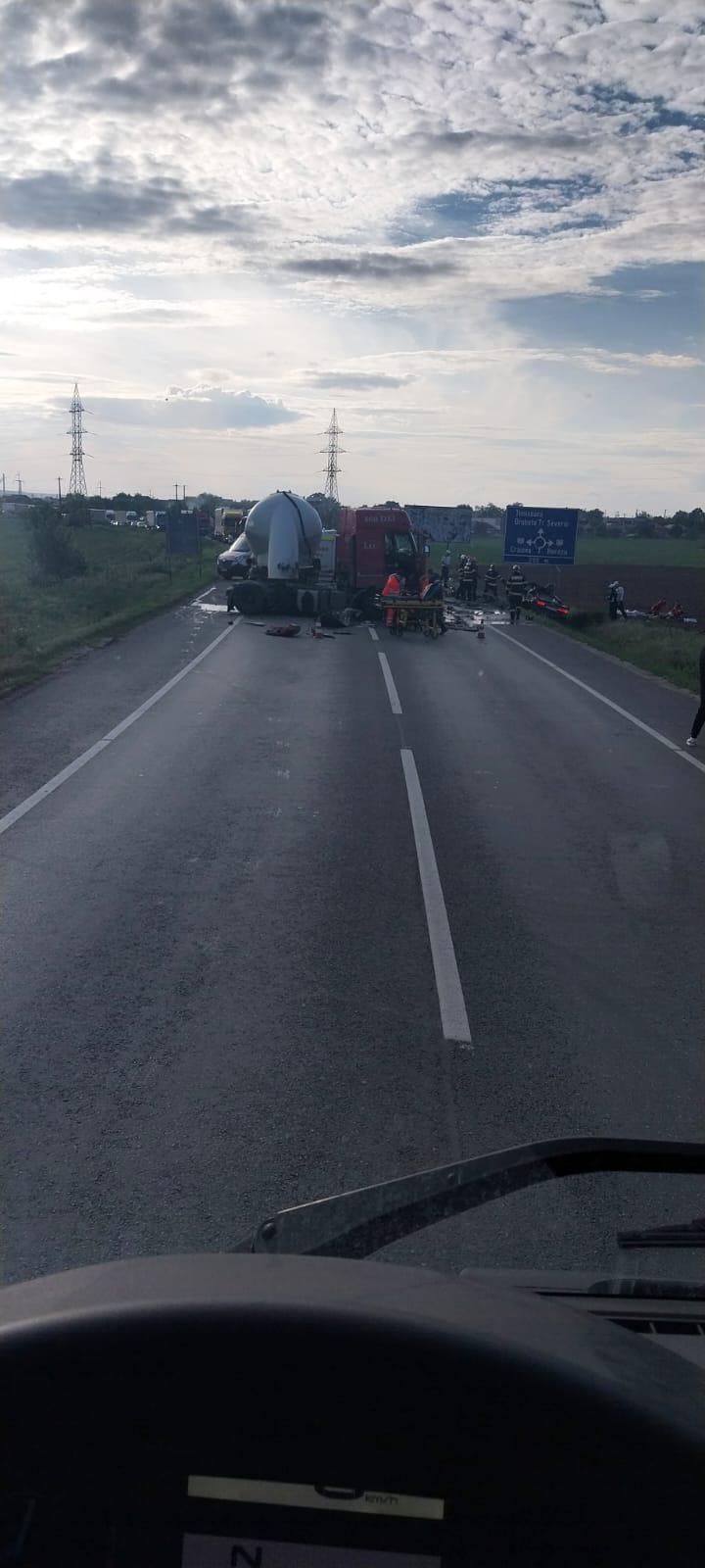 Două persoane au murit, după ce maşina în care se aflau s-a izbit de o betonieră pe Centura de Nord a Craiovei