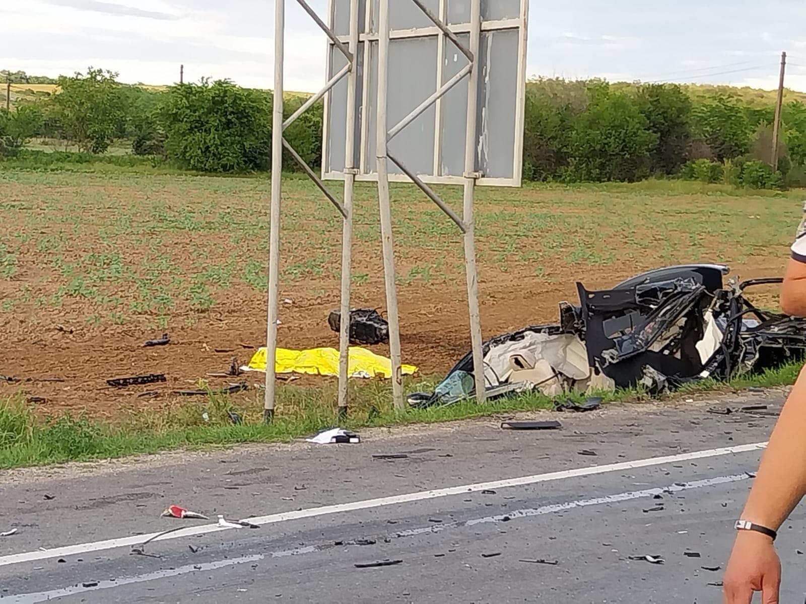 Două persoane au murit, după ce maşina în care se aflau s-a izbit de o betonieră pe Centura de Nord a Craiovei