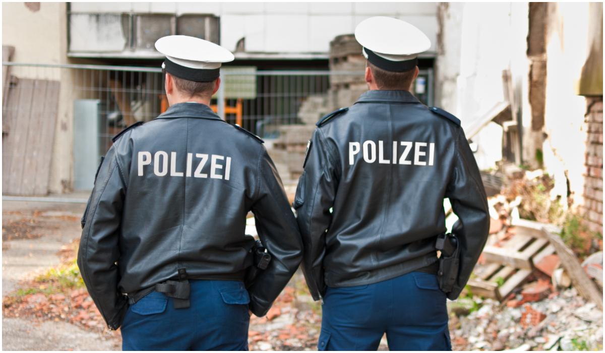 Doi români au jefuit bătrâni pretinzând că sunt polițiști. Verdictul instanței din Viena