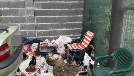 Mașină abandonată pe o stradă din Arad, transformată în focar de infecții. Cu greu a putut fi igienizat locul