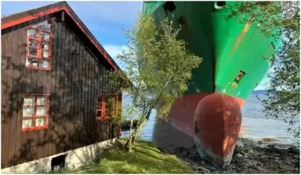 Un norvegian s-a trezit cu o navă uriaşă în grădina casei sale. Dormea atât de profund încât nu a auzit când s-a întâmplat totul