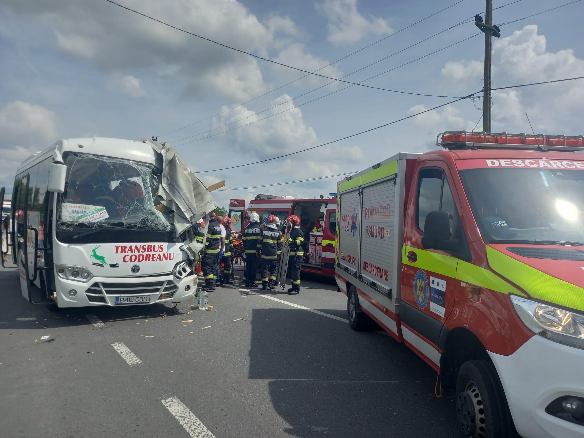 28 de persoane implicate într-un grav accident în Iaşi, după ce un autobuz a intrat în coliziune cu o autoutilitară. A fost activat Planul Roșu