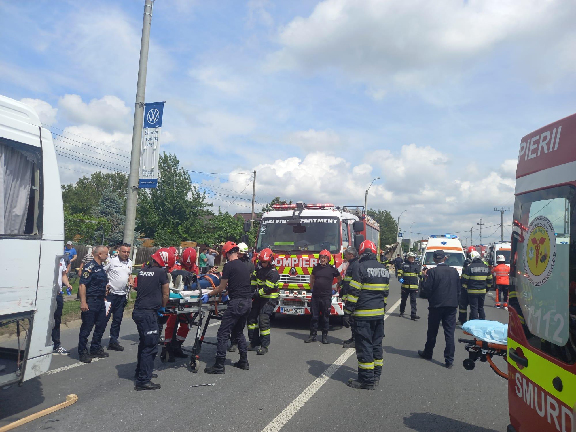 28 de persoane implicate într-un grav accident în Iaşi, după ce un autobuz a intrat în coliziune cu o autoutilitară. A fost activat Planul Roșu