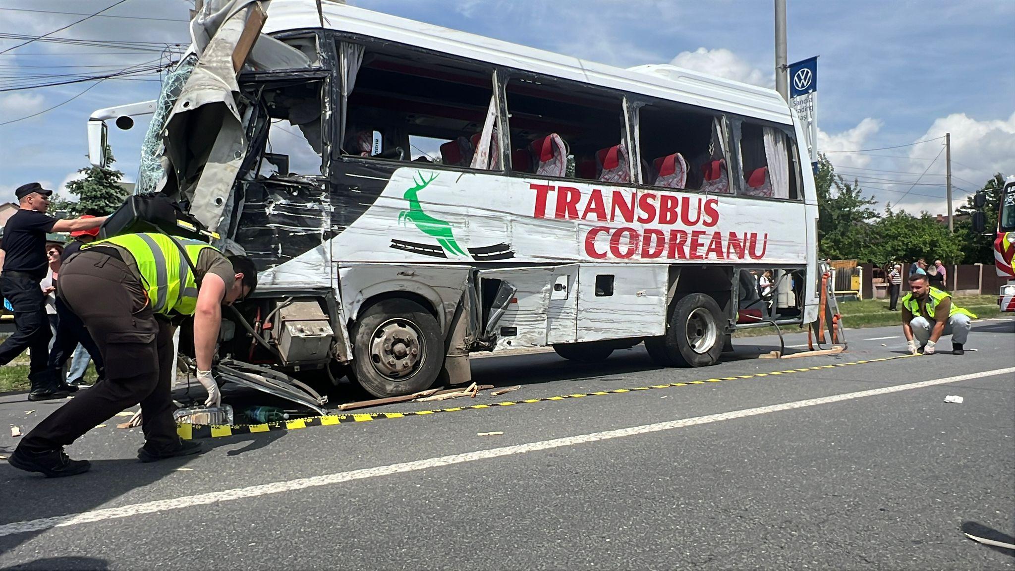 28 de persoane implicate într-un grav accident în Iaşi, după ce un autobuz a intrat în coliziune cu o autoutilitară. A fost activat Planul Roșu