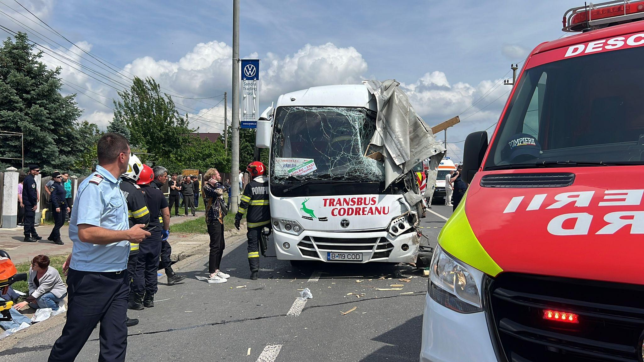 28 de persoane implicate într-un grav accident în Iaşi, după ce un autobuz a intrat în coliziune cu o autoutilitară. A fost activat Planul Roșu