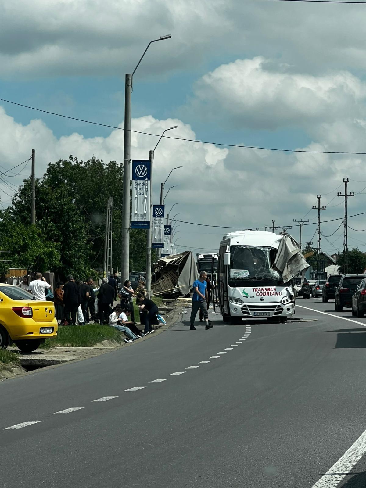 28 de persoane implicate într-un grav accident în Iaşi, după ce un autobuz a intrat în coliziune cu o autoutilitară. A fost activat Planul Roșu