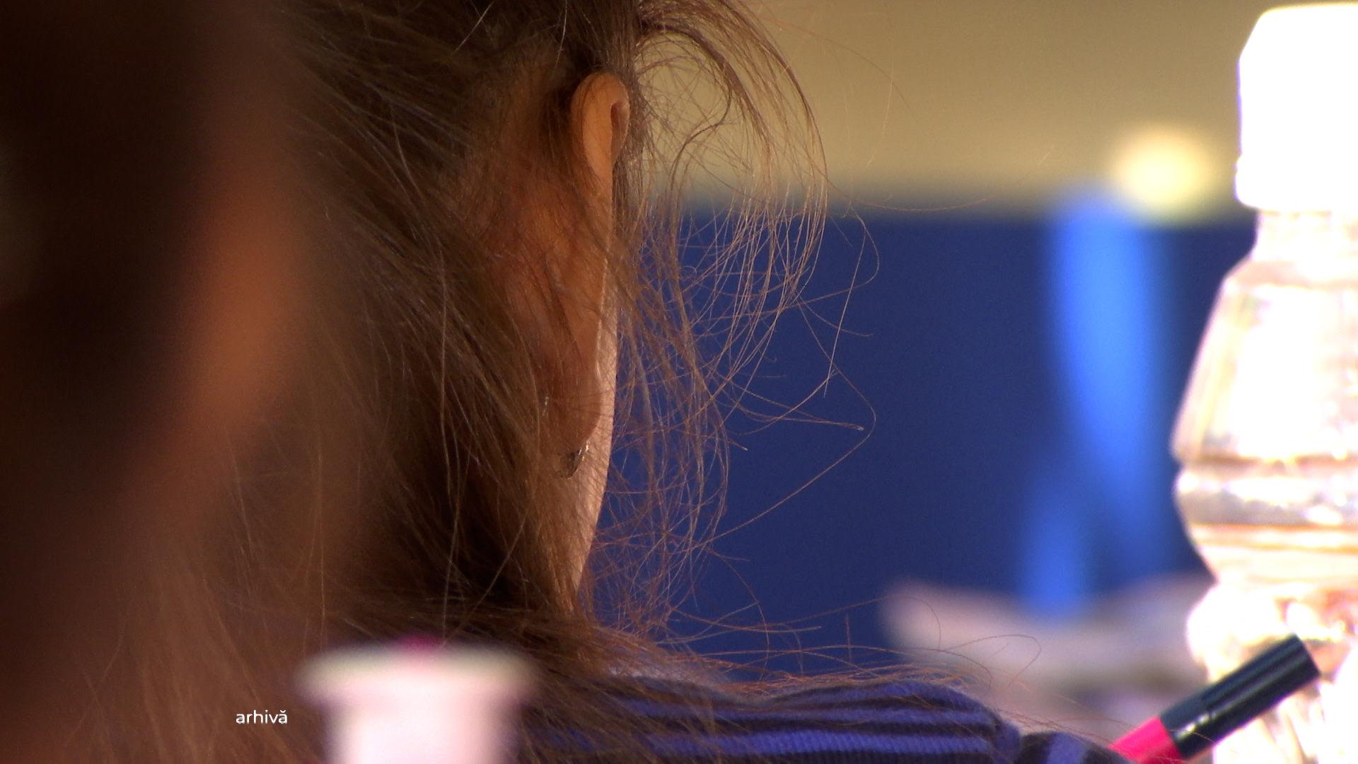 Elevă de 10 ani din Cluj, agresată de învăţătoare la locul de joacă. A tras-o de păr şi i-a spus că e săracă şi urâtă