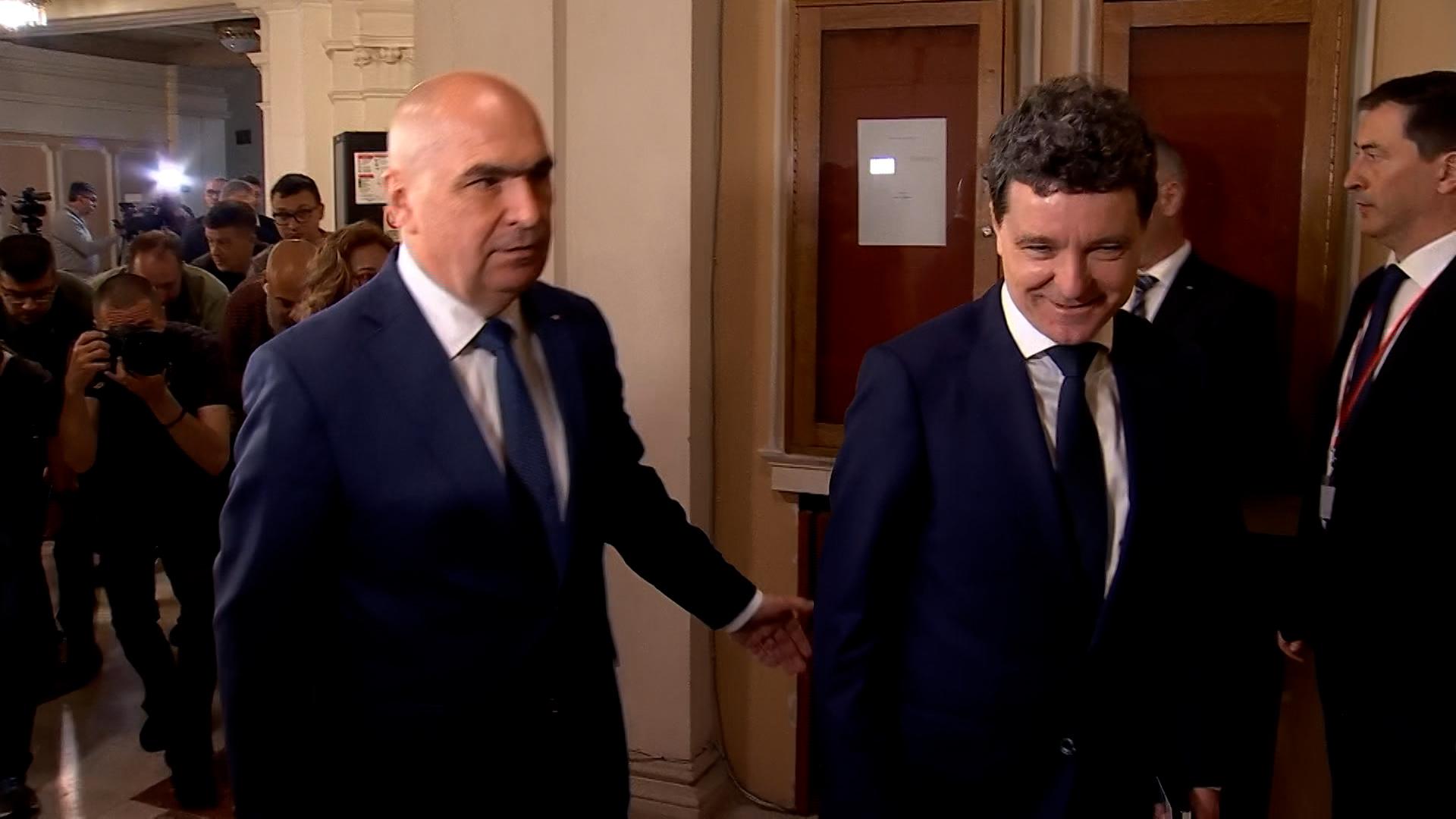 Calcule pentru aritmetica Guvernului: Se fac strategii şi se bate palma pentru eventuale alianţe. Negocierile pornesc de la economia fragilă