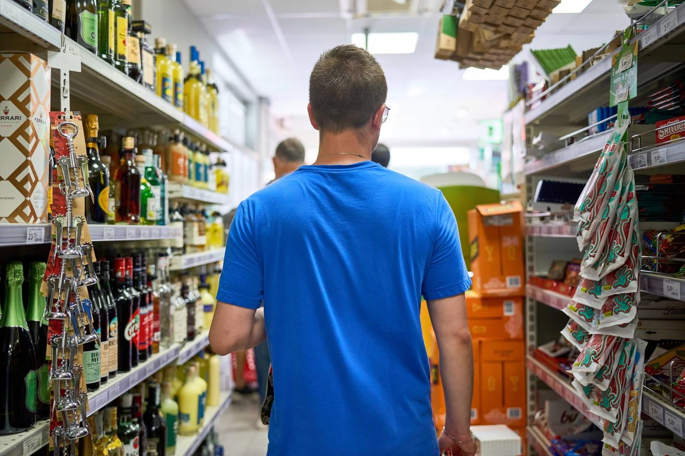 "Mai mare umilinţă nu există". Mesajele ciudate la adresa românilor apărute într-un mare lanţ de magazine din vestul Europei: secere intervenţia poliţiei