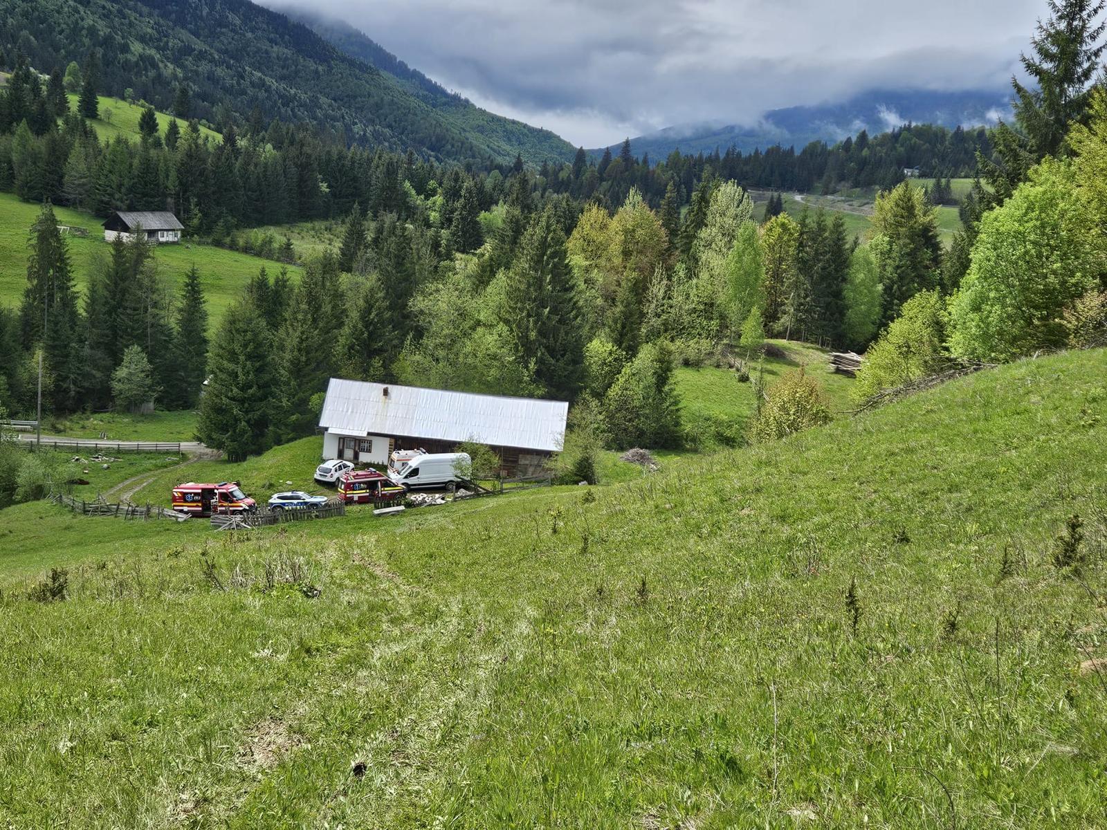 Un bărbat a murit, după ce a fost prins sub un tractor răsturnat în Bistriţa-Năsăud