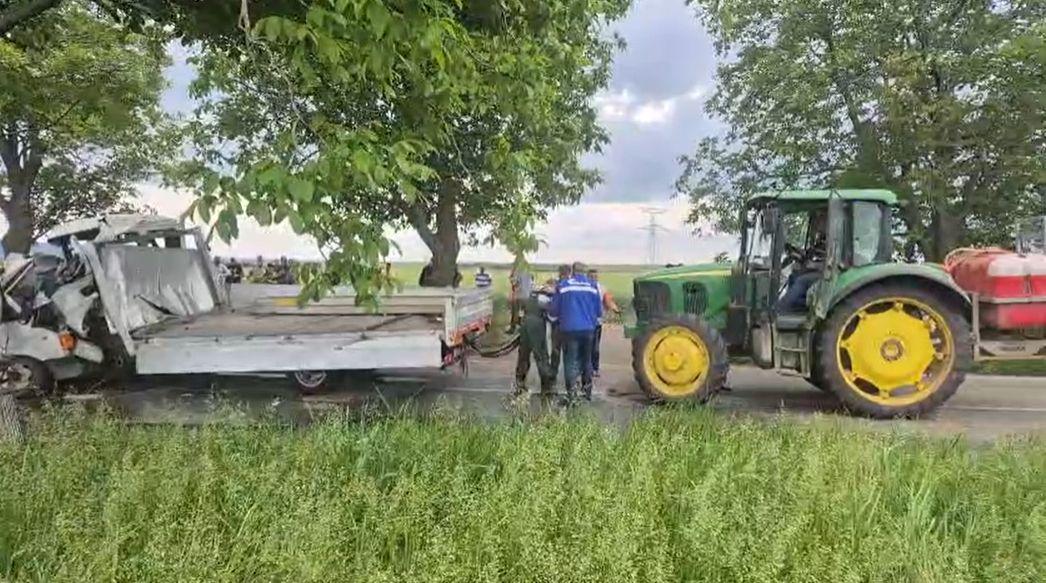 Trei persoane au murit, după ce două autoutilitare s-au ciocnit frontal, după o depăşire neregulamentară, în Vrancea
