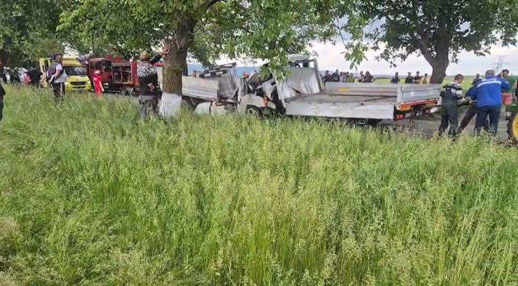 Trei persoane au murit, după ce două autoutilitare s-au ciocnit frontal, după o depăşire neregulamentară, în Vrancea