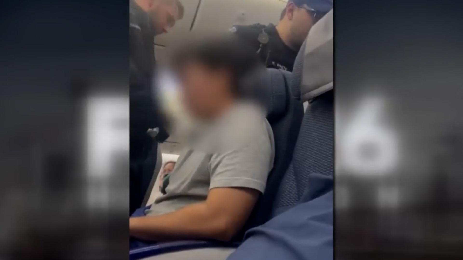 Panică la bordul unui avion pe ruta Tokyo-Houston. A fost nevoie de aterizare de urgenţă, după ce un pasager a încercat să deschidă uşile aeronavei în timpul zborului
