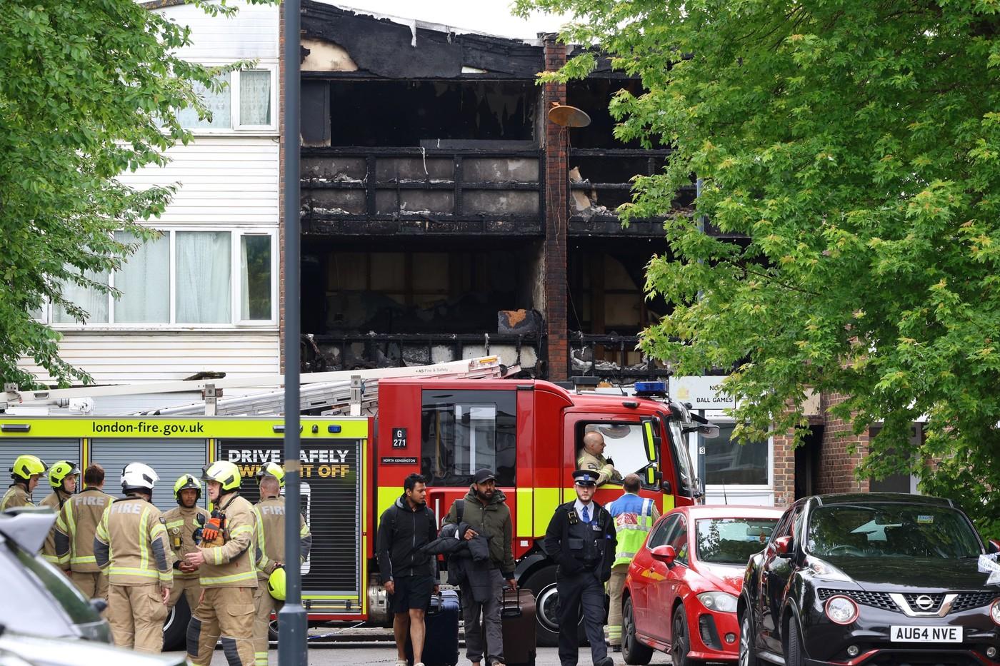 "Toată familia mea e acolo". O mamă şi trei copii au murit arşi de vii, în casa cuprinsă de flăcări în Anglia. Tatăl a privit neputincios sfârşitul tragic al celor dragi