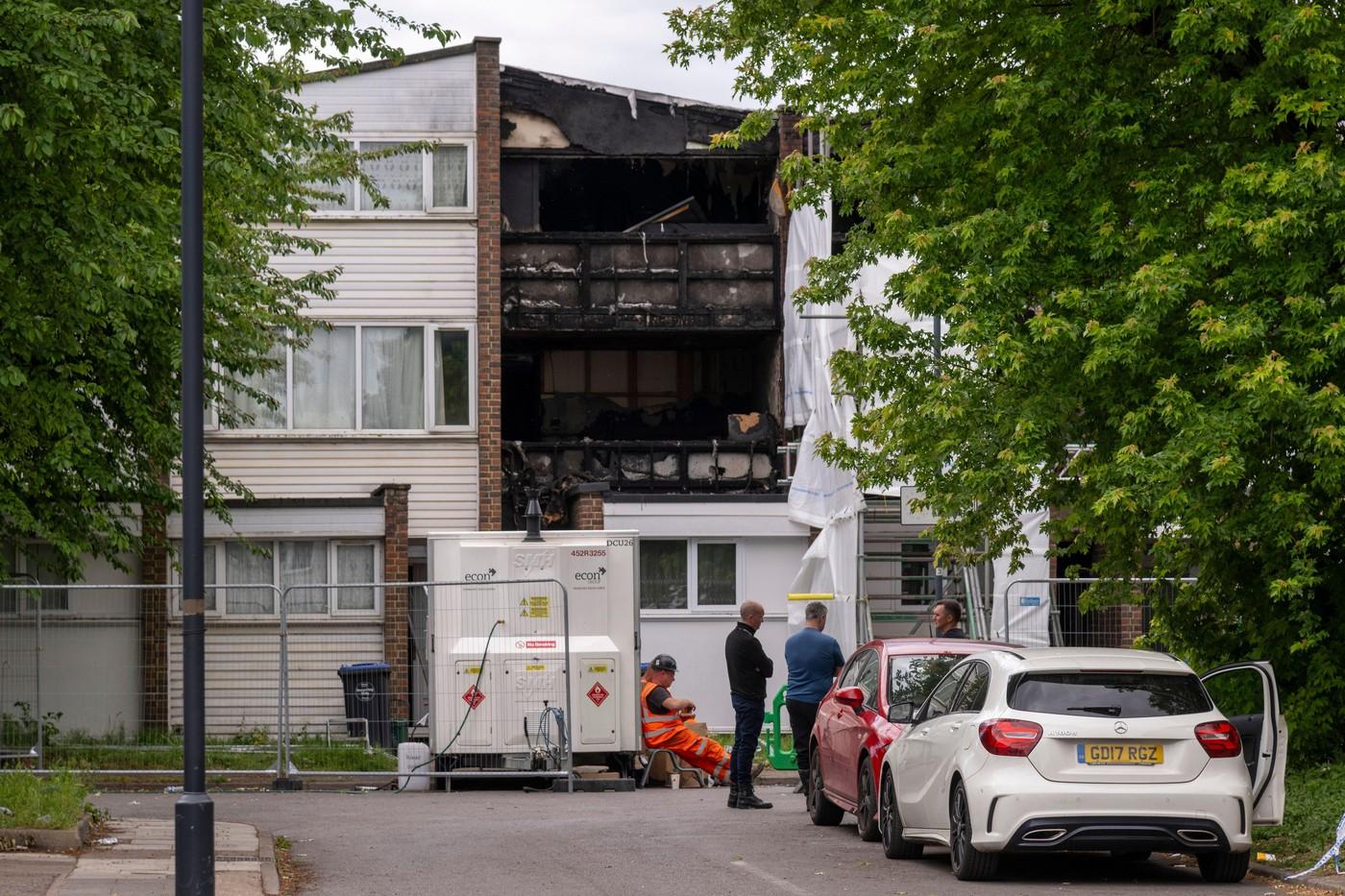 "Toată familia mea e acolo". O mamă şi trei copii au murit arşi de vii, în casa cuprinsă de flăcări în Anglia. Tatăl a privit neputincios sfârşitul tragic al celor dragi