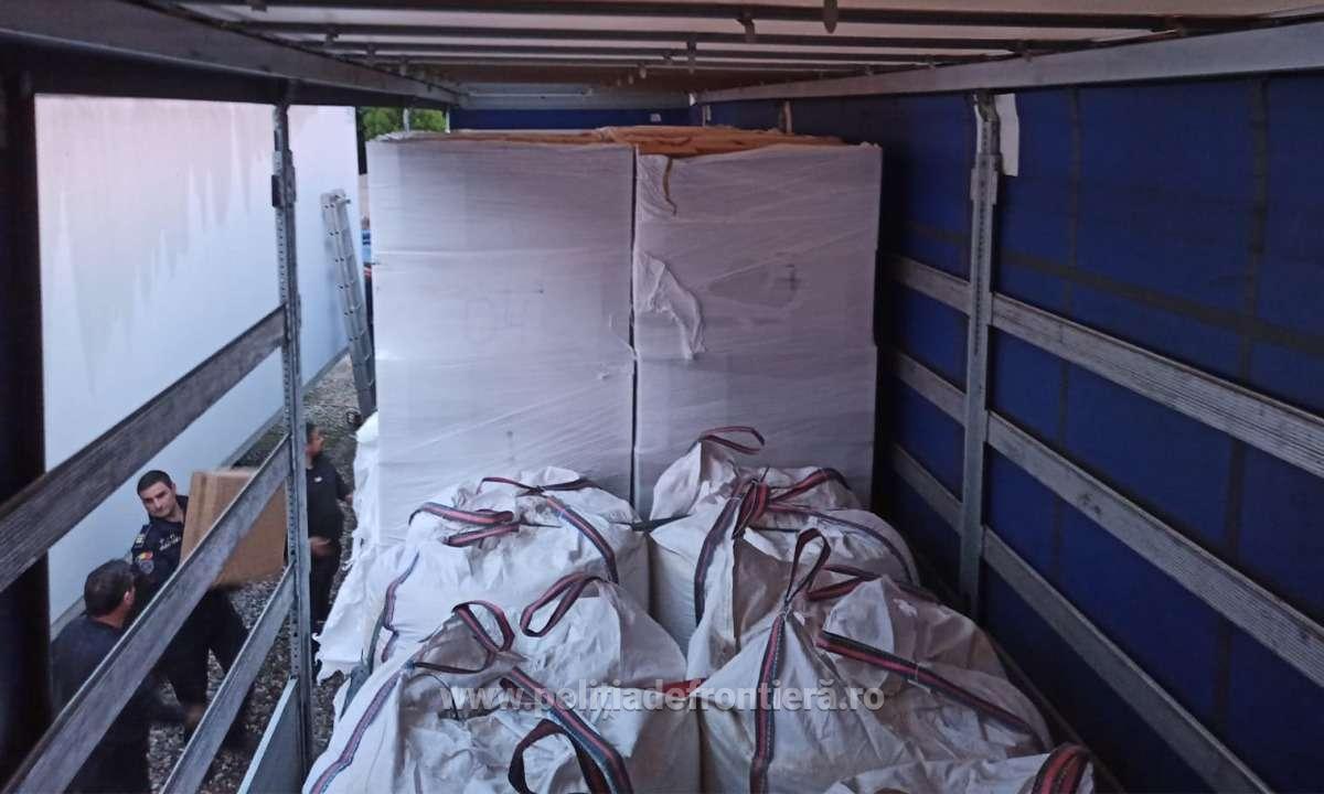 Român prins la graniţă cu patru milioane de țigări de contrabandă, în valoare de 1.2 milioane de euro