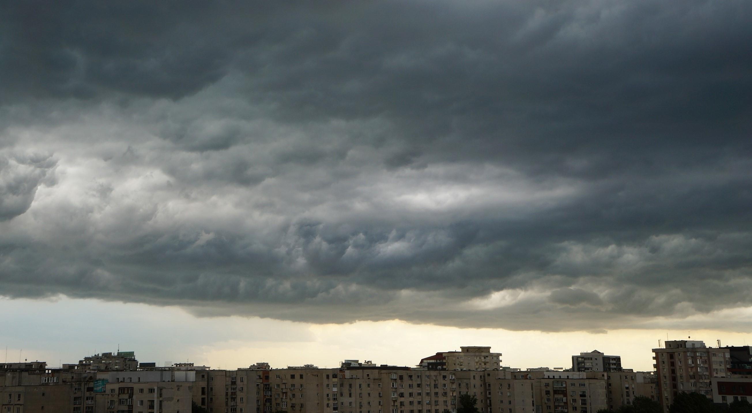 14 judeţe, sub avertizare cod portocaliu de ploi torenţiale până joi dimineaţă. HARTA zonelor afectate
