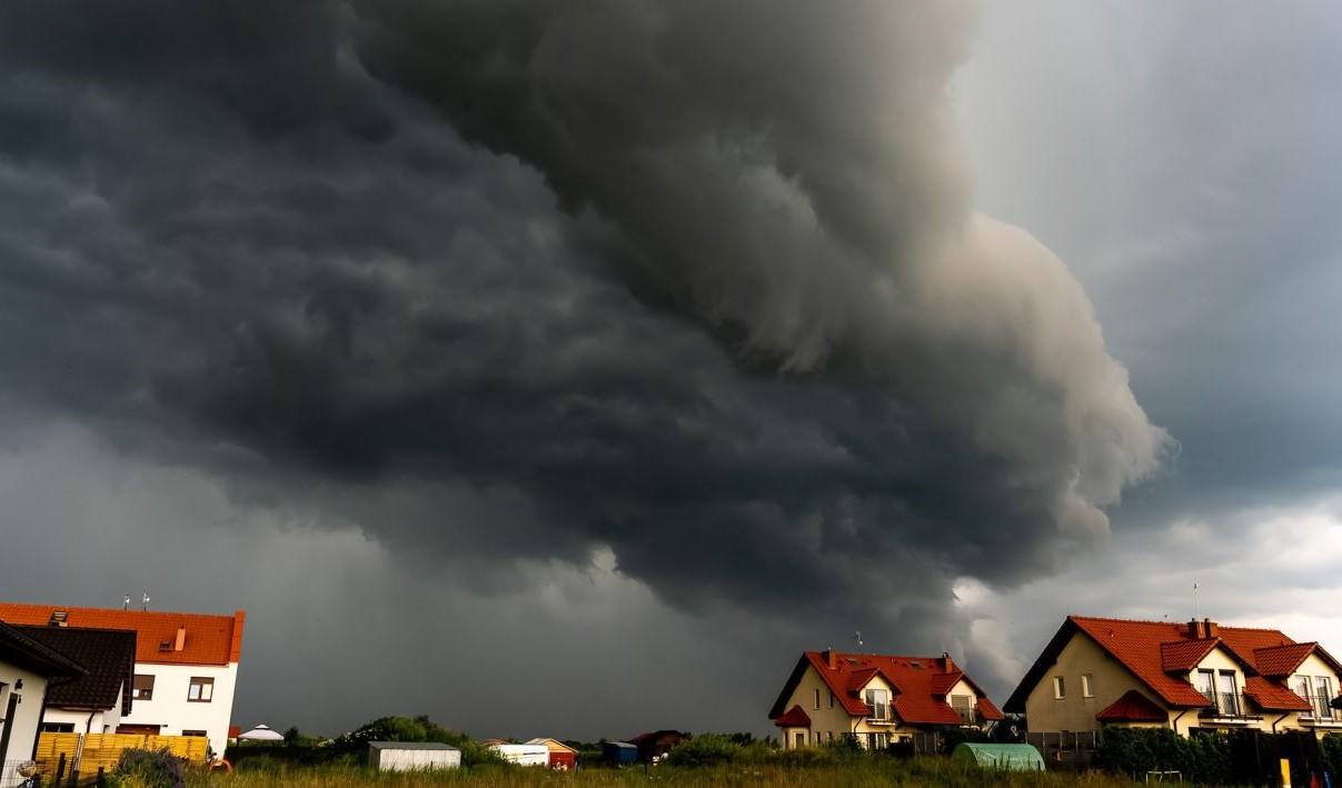 Aproape jumătate de ţară, sub coduri galben şi portocaliu de ploi torenţiale până la noapte. Noi alerte meteo emise de ANM