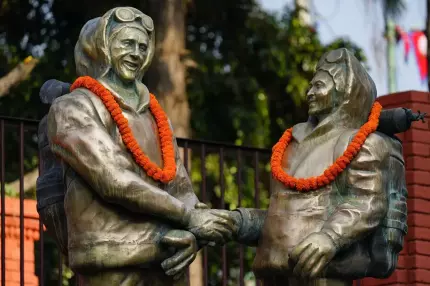 Pe 29 mai 1953, neo-zelandezul Edmund Hillary și șerpașul Tenzing Norgay sunt primii oameni care au ajuns pe Everest Pe 29 mai 1953, neo-zelandezul Edmund Hillary și șerpașul Tenzing Norgay sunt primii oameni care au ajuns pe Everest
