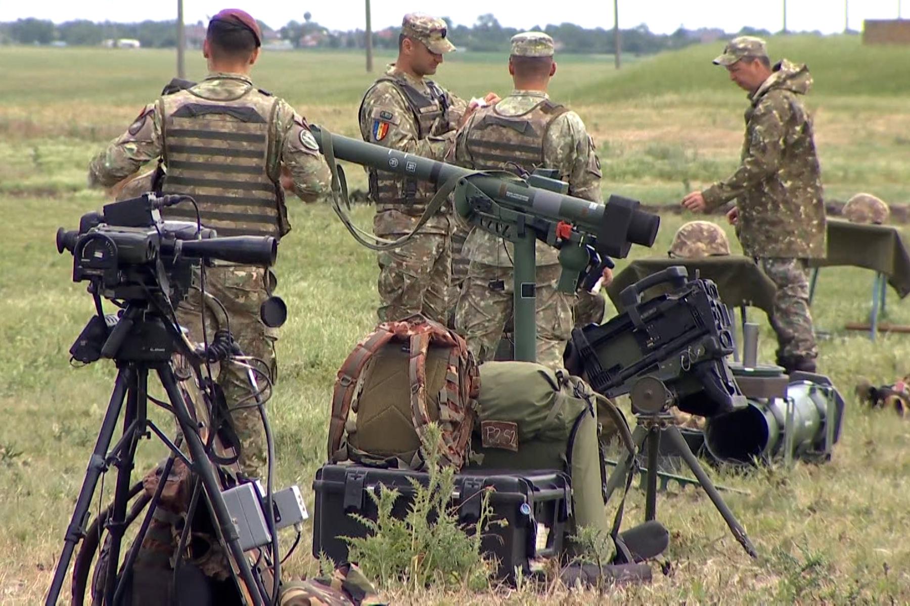 Rezervişti trecuţi de prima tinereţe, chemaţi la exerciţii. Printre ei, electricieni şi şoferi