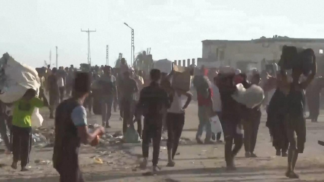 Haos în Gaza. Oameni înfometaţi au dărâmat garduri şi au sărit peste bardicade pentru făină şi ulei