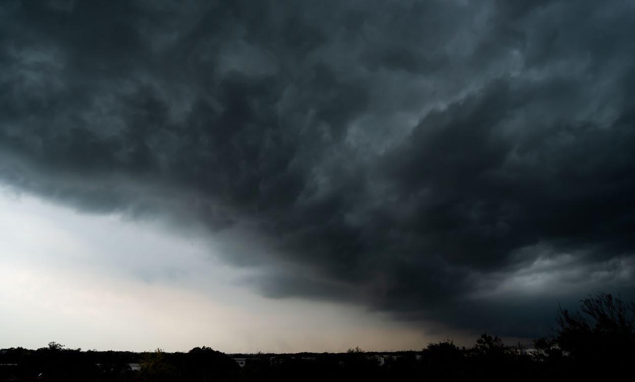 28 de judeţe, sub avertizare cod galben de ploi torenţiale, vijelii şi grindină până la noapte