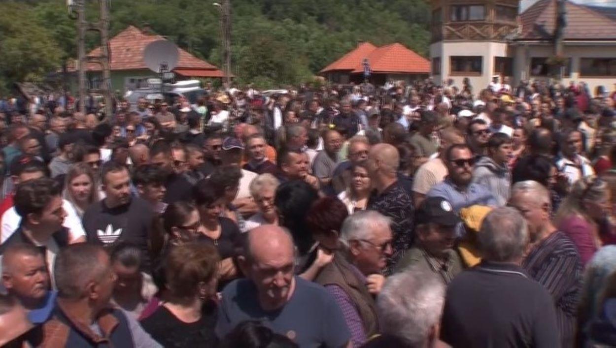 Sute de localnici s-au adunat la Salina Praid