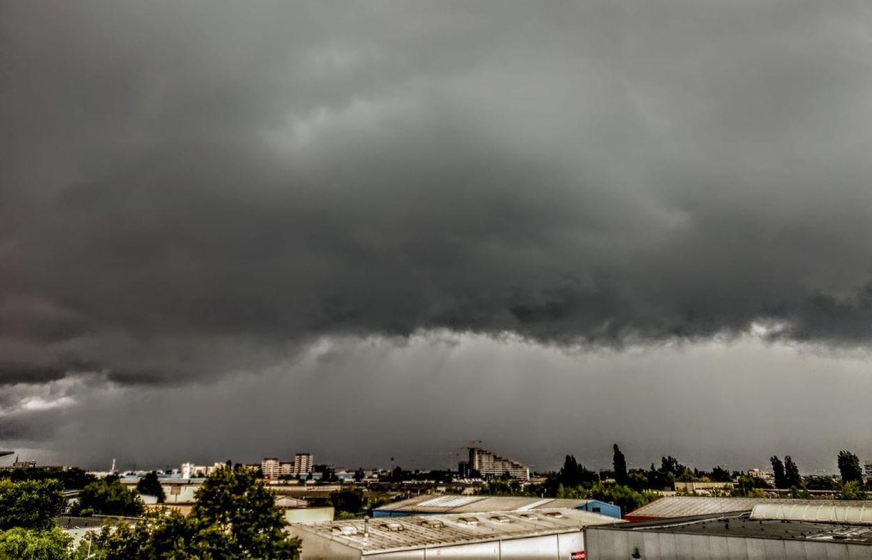 25 de judeţe intră de la ora 12.00 sub avertizări de ploi, grindină şi vijelii. Vreme severă până la noapte