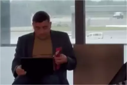 George Simion, călătorie fulger în Austria după ce a intrat în turul doi la prezidențiale. A fost filmat pe aeroport în Viena