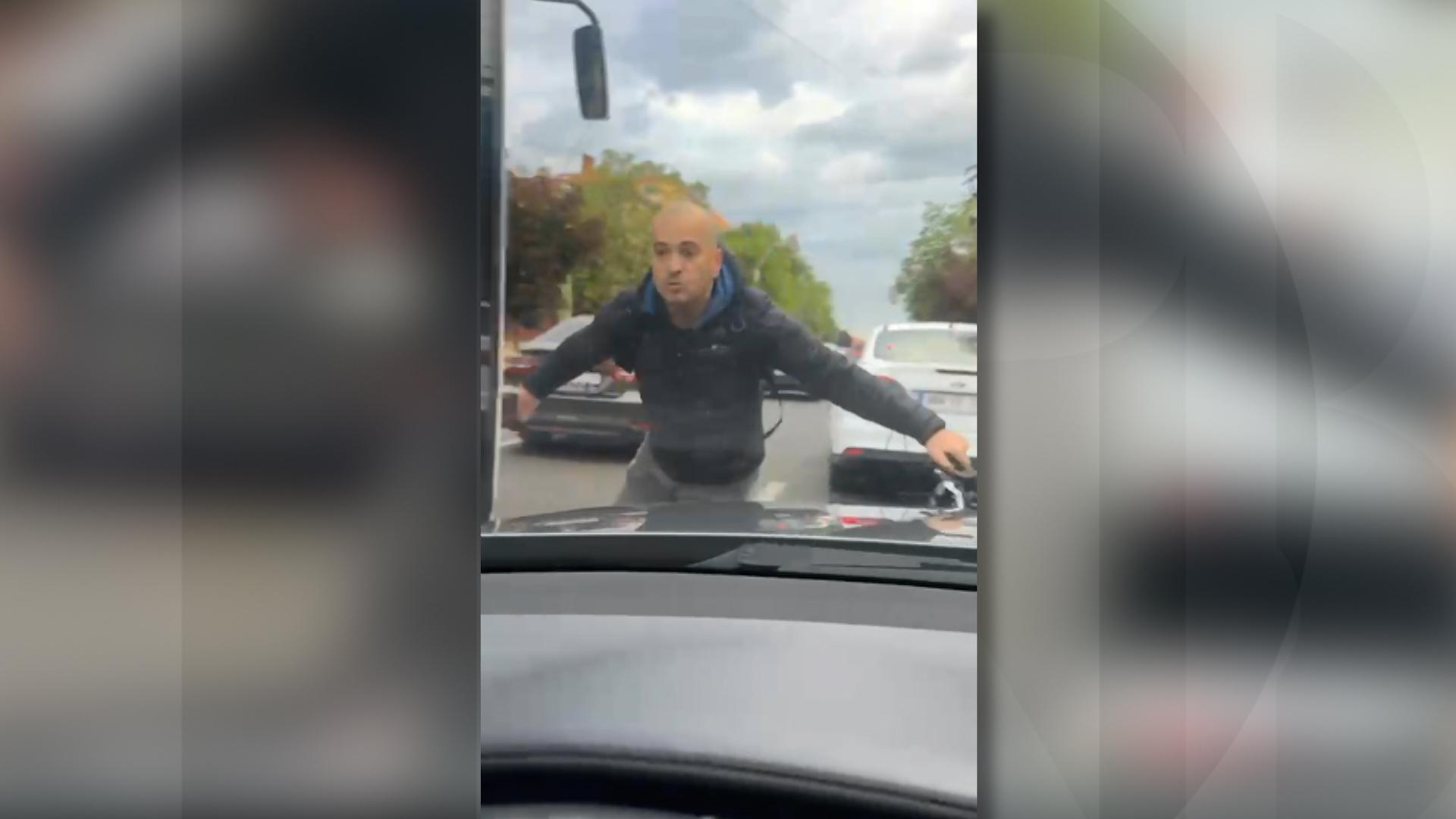 "Ce-ai, mă, nebunule!? Bă, nemernicule! La poliţie, o să mergi". Dana Roba, atacată în trafic de un biciclist în timp ce se afla în maşină cu fiicele sale