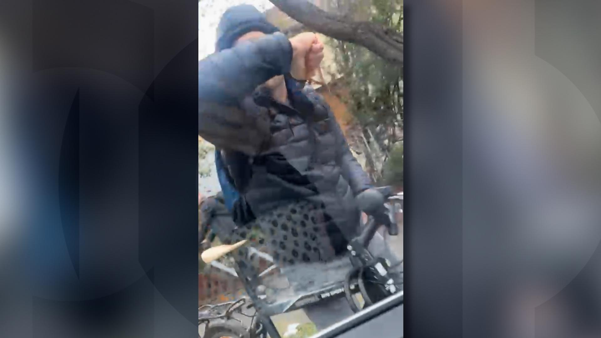 "Ce-ai, mă, nebunule!? Bă, nemernicule! La poliţie, o să mergi". Dana Roba, atacată în trafic de un biciclist în timp ce se afla în maşină cu fiicele sale