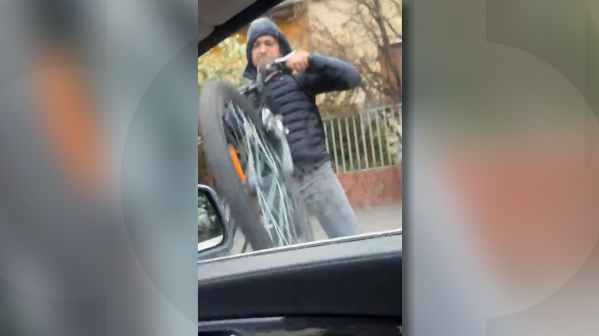 "Ce-ai, mă, nebunule!? Bă, nemernicule! La poliţie, o să mergi". Dana Roba, atacată în trafic de un biciclist în timp ce se afla în maşină cu fiicele sale